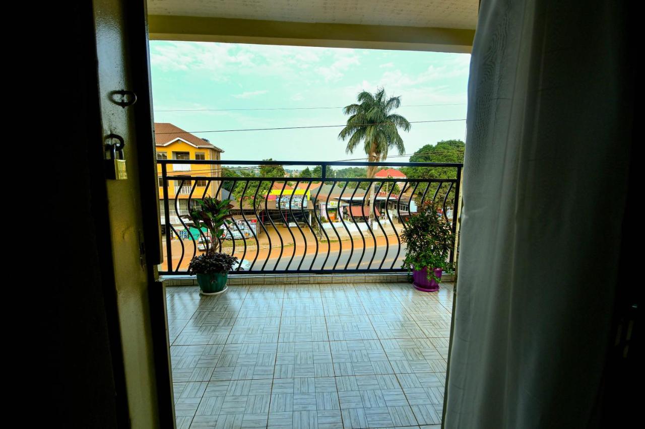 Peace Of Mind Suites Entebbe Exteriör bild