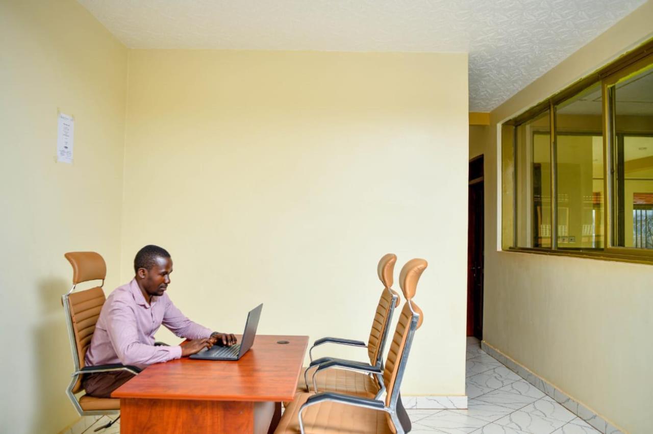 Peace Of Mind Suites Entebbe Exteriör bild